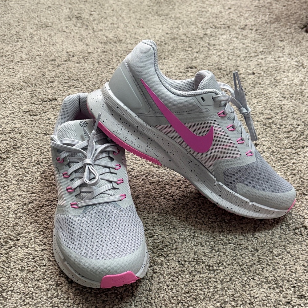 **FIRM** NEW- Nike Swift 3 size 9